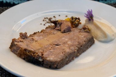Terrine foie gras yağlı ciğer spesiyali ördek ciğeri ya da kaz ciğeri. Zorla beslenerek şişmanlatılmış. Perigoed, Dordogne 'daki Fransız restoranında servis ediliyor.