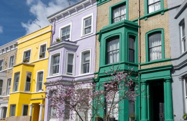 Notting Hill 'deki turistik güzergah, renkli evlerle sokaklar, Portobello yolu, şehir hayatı, Londra, İngiltere' de baharda zengin mahalleler.