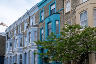 Notting Hill 'deki turistik güzergah, renkli evlerle sokaklar, Portobello yolu, şehir hayatı, Londra, İngiltere' de baharda zengin mahalleler.