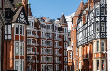 Kensington ve Chelsea Kraliyet Borough 'daki Hans Crescent caddesindeki kırmızı tuğlalı evler, Londra, İngiltere. Baharda