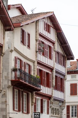 Bask kıyısındaki Saint-Jean-de-Luz ve Ciboure balıkçı limanlarının manzarası, ünlü tatil beldeleri, güzel mimari, kumlu plajlar, mutfak, Güney Fransa, Bask Bölgesi