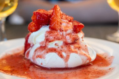 Tatlı Fransız tatlısı, Red Strawberry meyveli pavlova Saint-Tropez, Fransa 'da bir restoranda servis ediliyor.
