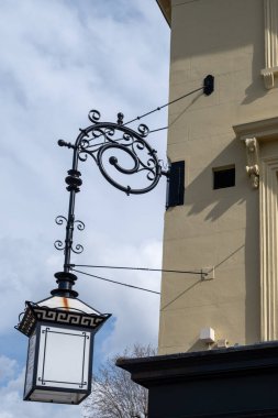 Notting Hill 'deki turistik güzergah, renkli evlerle sokaklar, Portobello yolu, şehir hayatı, Londra, İngiltere' de baharda zengin mahalleler.