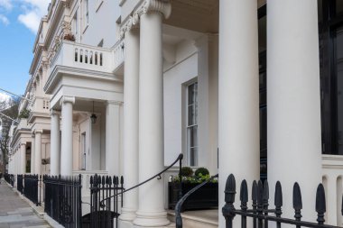 Kensington ve Chelsea Kraliyet Borough 'daki beyaz evler, Londra, İngiltere, şehir hayatı