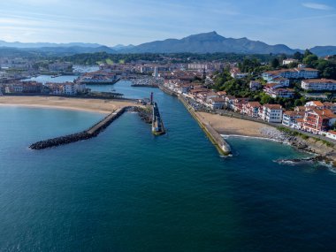 Ciboure ve Saint Jean de Luz kasabaları körfezi, liman, Bask kıyısında kumlu plaj, güzel mimari, doğa ve mutfak, Güney Fransa, Bask Ülkesi