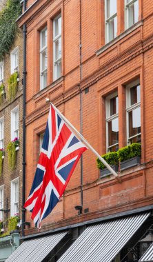 Birleşik Krallık 'ın ulusal bayrağı, Londra' nın merkezindeki evlerde Union Flag olarak da bilinen İngiliz bayrağıdır.