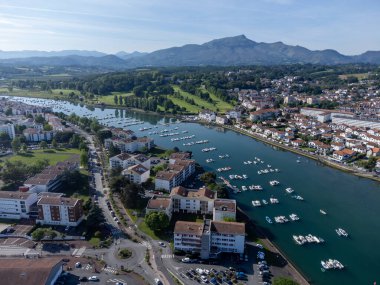 Ciboure ve Saint Jean de Luz kasabaları körfezi, liman, Bask kıyısında kumlu plaj, güzel mimari, doğa ve mutfak, Güney Fransa, Bask Ülkesi