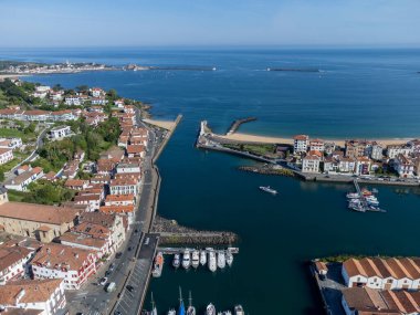 Ciboure ve Saint Jean de Luz kasabaları körfezi, liman, Bask kıyısında kumlu plaj, güzel mimari, doğa ve mutfak, Güney Fransa, Bask Ülkesi
