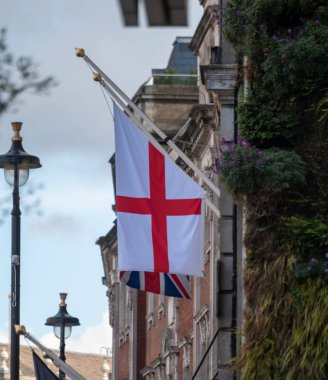 İngiltere 'nin ulusal bayrağı, İngiltere' nin kurucu ülkesi, Saint George 's Cross ve Londra sokaklarından türetilmiştir.