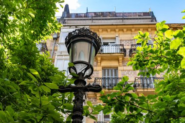 Şık şehir merkezi, San Sebastian ya da Donostia şehrinin pencere ve balkonu, İspanya 'nın kuzeyindeki Bask Ülkesi' nde turistik bir yer.