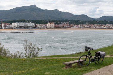 Bask kıyısındaki Saint-Jean-de-Luz balıkçı limanı manzarası, güzel mimarisi, kumlu plajları, mutfağı, Santa Barbara, Fransa 'nın güneyi, Bask Ülkesi