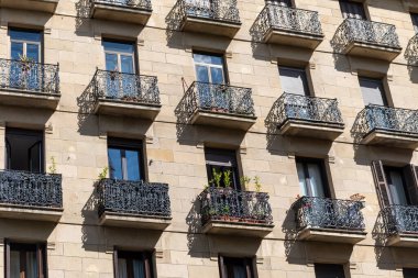 Şık şehir merkezi, San Sebastian ya da Donostia şehrinin pencere ve balkonu, İspanya 'nın kuzeyindeki Bask Ülkesi' nde turistik bir yer.