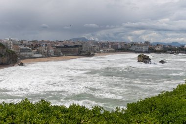 Kayalıklardan, evlerden, turistik Biarritz şehrinin kumlu plajlarından, Bask ülkesinden, Atlantik Okyanusu Körfezi 'nden, Fransa' dan panoramik manzara
