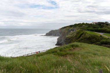 Bask kıyısındaki Saint-Jean-de-Luz balıkçı limanı manzarası, güzel mimarisi, kumlu plajları, mutfağı, Santa Barbara kayaları, Güney Fransa, Bask Bölgesi
