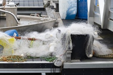 Balıkçı ağları, eski Ciboure ve Saint-Jean-de-Luz limanlarında, Fransa 'nın güneyinde, Bask Bölgesi' nde, Bask Bölgesi 'nde.