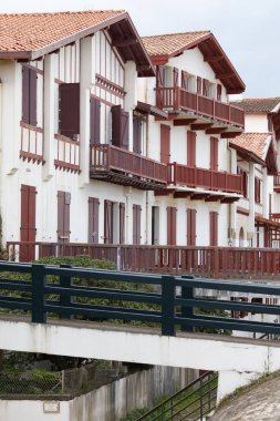 Bask kıyısındaki Saint-Jean-de-Luz balıkçı limanı, güzel mimarisi, kumlu plajları, mutfağı, Güney Fransa 'nın mutfağı, Bask Bölgesi' ndeki ünlü tatil köyü.