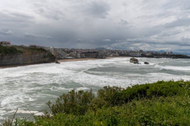 Kayalıklardan, evlerden, turistik Biarritz şehrinin kumlu plajlarından, Bask ülkesinden, Atlantik Okyanusu Körfezi 'nden, Fransa' dan panoramik manzara