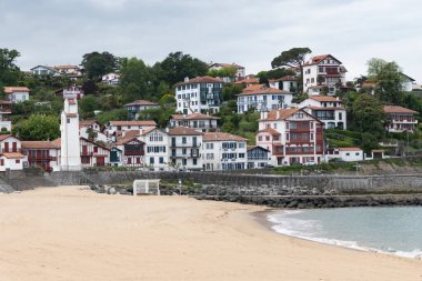 Beyaz evler, deniz feneri ve Bask kıyısındaki Saint-Jean-de-Luz limanı, güzel mimarisi, kumlu plajları, mutfağı, Fransa 'nın güneyi, Bask Bölgesi