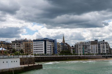 Şık şehir merkezi, San Sebastian veya Donostia 'daki La Concha kumlu plajı, İspanya' nın kuzeyinde, Bask ülkesinde turistik bir yer.