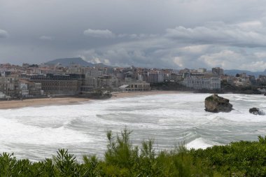 Kayalıklardan, evlerden, turistik Biarritz şehrinin kumlu plajlarından, Bask ülkesinden, Atlantik Okyanusu Körfezi 'nden, Fransa' dan panoramik manzara