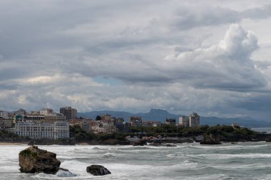 Kayalıklardan, evlerden, turistik Biarritz şehrinin kumlu plajlarından, Bask ülkesinden, Atlantik Okyanusu Körfezi 'nden, Fransa' dan panoramik manzara