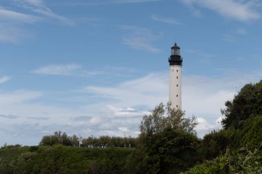 Biarritz 'in beyaz deniz feneri turistik Biarritz şehrinde, Bask Ülkesi' nde, Biscay Körfezi Atlantik Okyanusu 'nda, Fransa' da
