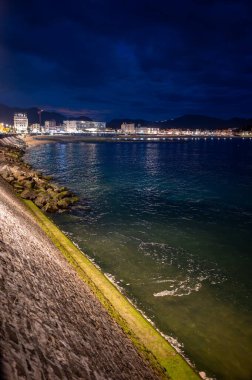 Ciboure ve Saint-Jean-de-Luz körfezi ve gün batımında Bask sahilindeki kumlu plaj, ünlü tatil beldeleri, güzel mimari, doğa ve mutfağı, Güney Fransa, Bask Bölgesi