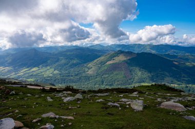 Eski ahşap trenle Larrun 'a ya da La Rhune' ye giden Larhune Dağı, Fransa ve İspanya sınırındaki Pireneler 'in batı ucunda geleneksel Bask İşçi Partisi ve Navarra eyaletlerinde yer alır..