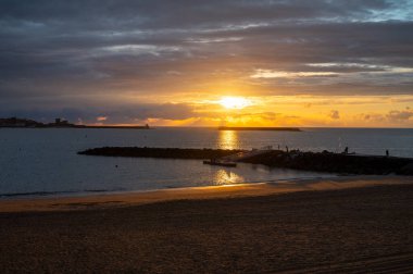 Ciboure ve Saint-Jean-de-Luz körfezi ve gün batımında Bask sahilindeki kumlu plaj, ünlü tatil beldeleri, güzel mimari, doğa ve mutfağı, Güney Fransa, Bask Bölgesi