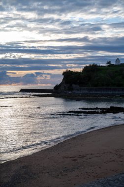 Ciboure ve Saint-Jean-de-Luz körfezi ve gün batımında Bask sahilindeki kumlu plaj, ünlü tatil beldeleri, güzel mimari, doğa ve mutfağı, Güney Fransa, Bask Bölgesi