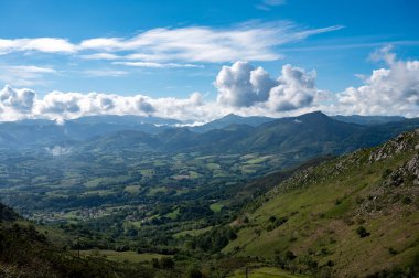 Eski ahşap trenle Larrun 'a ya da La Rhune' ye giden Larhune Dağı, Fransa ve İspanya sınırındaki Pireneler 'in batı ucunda geleneksel Bask İşçi Partisi ve Navarra eyaletlerinde yer alır..