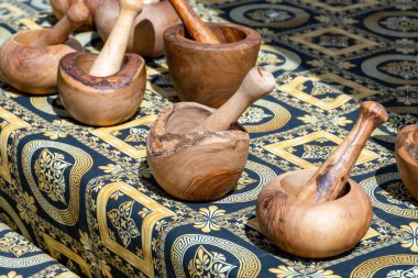 Sisteron, Provence, Fransa 'daki haftalık çiftçi pazarında işçilik masa, zeytin ağacı ahşap mutfak aletleri üzerine çalışır.