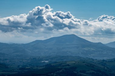 Eski ahşap trenle Larrun 'a ya da La Rhune' ye giden Larhune Dağı, Fransa ve İspanya sınırındaki Pireneler 'in batı ucunda geleneksel Bask İşçi Partisi ve Navarra eyaletlerinde yer alır..
