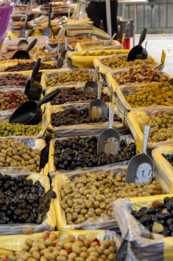 Fransız çiftçi pazarında turşu ve marine edilmiş siyah ve yeşil zeytin, enginar, sebze, lezzetli tapas çeşitleri.