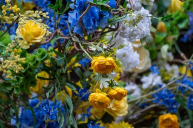 İlkbaharda Londra 'nın üst sınıf semti Mayfair' de Paskalya için güzel bir açık hava dekorasyonu dükkanı.