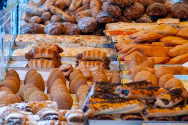 Sicilya pastanesi, çeşit çeşit tatlı pasta ve sokak yemekleri arancini, markette farklı dolgu malzemeli bol yağda kızartılmış pirinç kroketleri.