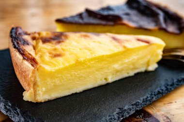 Tatlı tatlı, peynirli kek ya da kremalı turta, yaklaşın.