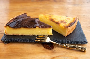 Tatlı tatlı, peynirli kek ya da kremalı turta, yaklaşın.