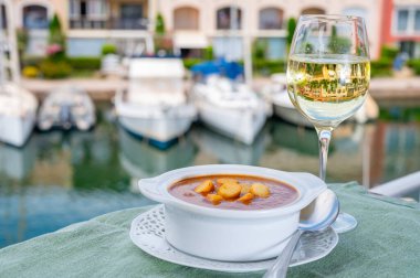 Ev yapımı lezzetli balık ya da kıtır ekmekli çorba bir bardak soğuk beyaz şarap ve yat tekneleri ve Fransız Riviera, Fransa 'daki evlerde servis edilir. Provence Gıda