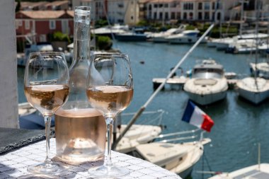 Bir bardak soğuk gül gris Cote de Provence şarabı Port Grimaud limanında, yaz tatili Provence, Fransa 'da Fransız Riviera' sında, şarap tatma