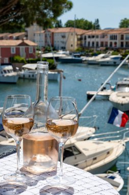 Bir bardak soğuk gül gris Cote de Provence şarabı Port Grimaud limanında, yaz tatili Provence, Fransa 'da Fransız Riviera' sında, şarap tatma