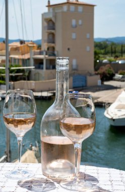 Bir bardak soğuk gül gris Cote de Provence şarabı Port Grimaud limanında, yaz tatili Provence, Fransa 'da Fransız Riviera' sında, şarap tatma