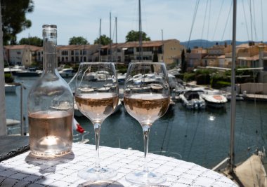 Bir bardak soğuk gül gris Cote de Provence şarabı Port Grimaud limanında, yaz tatili Provence, Fransa 'da Fransız Riviera' sında, şarap tatma