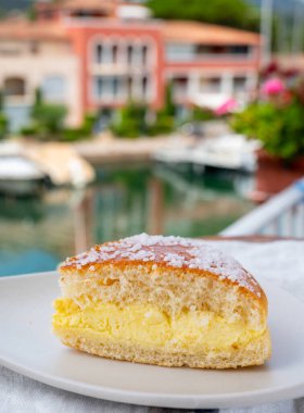Fransız Riviera keki, Port Grimaud limanındaki yat limanında Tarte Tropezienne keki, Fransa 'nın Provence kentinde yaz tatili, kapanış.