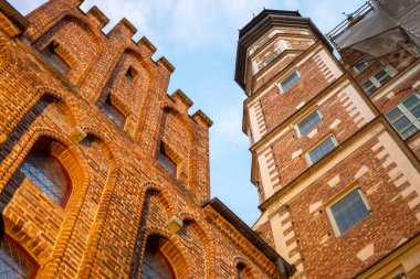 Polonya 'nın Gdansk şehrinin eski orta kesiminde güneşli yaz gününde renkli cepheler ve binalar