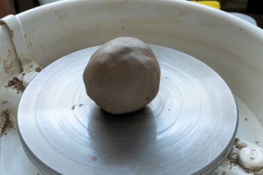 Polonya 'da modern sanat seramik atölyesinde atölye çalışması sırasında çömlekçi çarkında çamur tenceresi yapmak