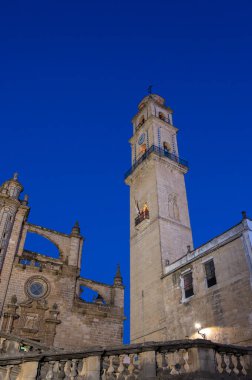 Jerez de la Frontera 'nın eski kısımlarında yürümek, Şeri şarabı üreten şehir, Endülüs, İspanya yazın mimari detaylar, Endülüs tarzı, beyaz evler, kiraz ve kuleler