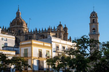 Jerez de la Frontera 'nın eski kısımlarında yürümek, Şeri şarabı üreten şehir, Endülüs, İspanya yazın mimari detaylar, Endülüs tarzı, beyaz evler, kiraz ve kuleler