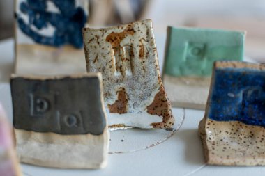 Polonya 'daki sanat seramik atölyesinde yapılan seramik sanat eserleri ve tabelalar