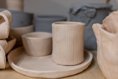 Polonya 'daki sanat seramik atölyesinde yapılan seramik sanat eserleri ve tabelalar